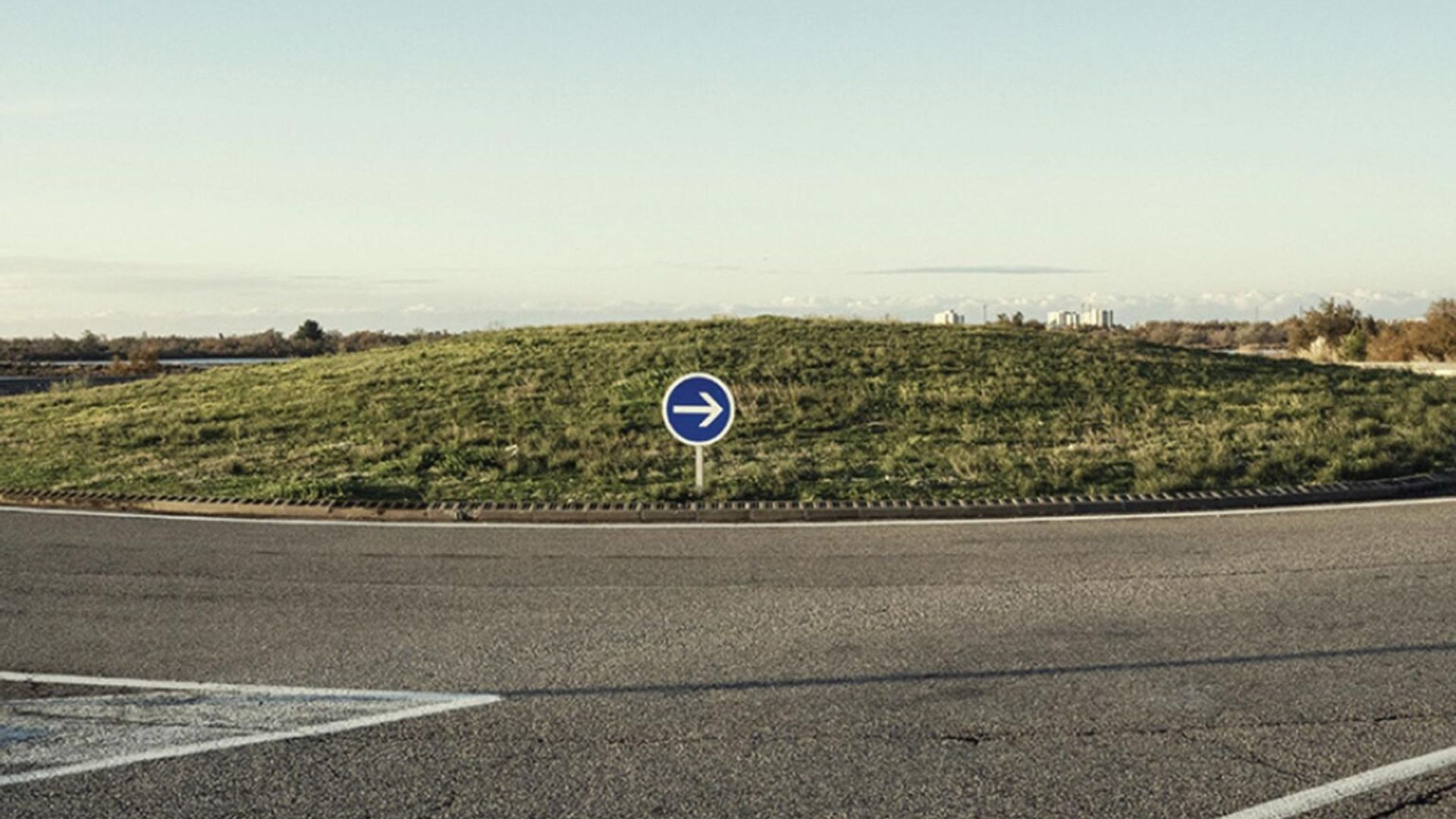 ICI, ROND POINT DE L'ASIE DE H. ROBERT ET J. PERRIN